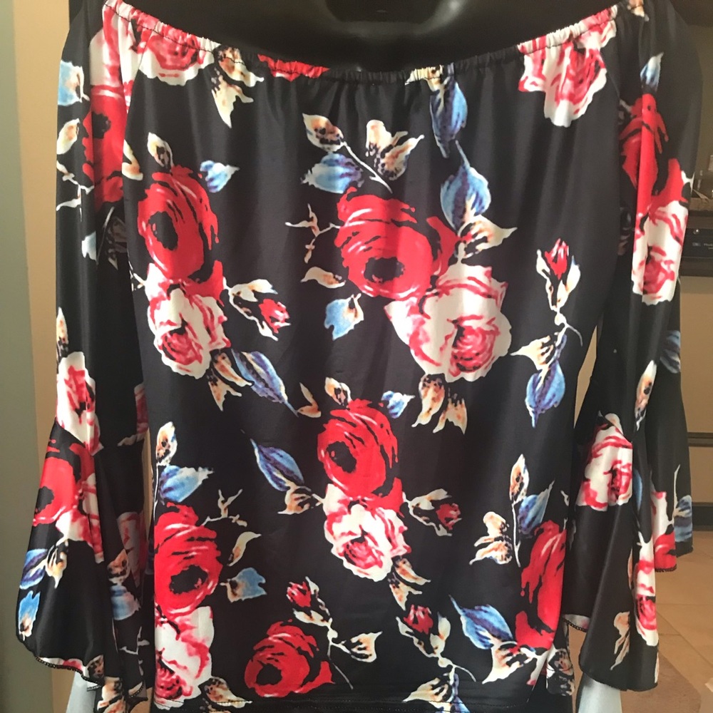 NWT Long slv elastic scoop top black flowery top